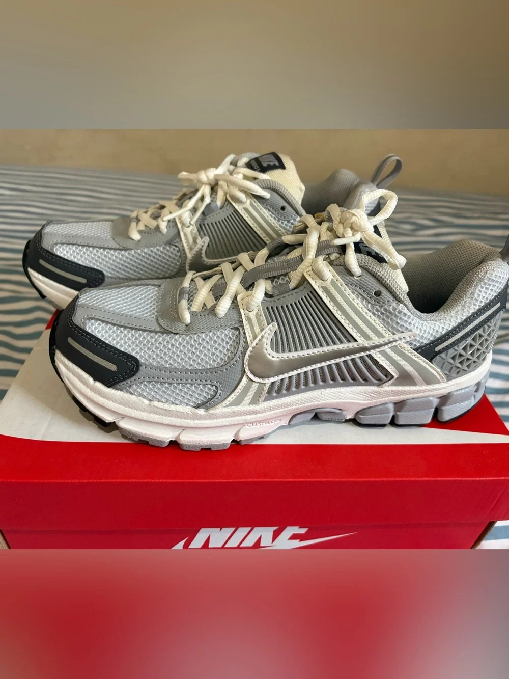 Nike *NEW* Youth Vomero Gray/Silver Mesh Running Sneakers size 6Y in orig box